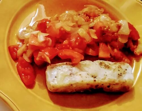 イタリア留学の自炊メニュー「鱈のムニエルと、トマトと玉ねぎのコントルノ」